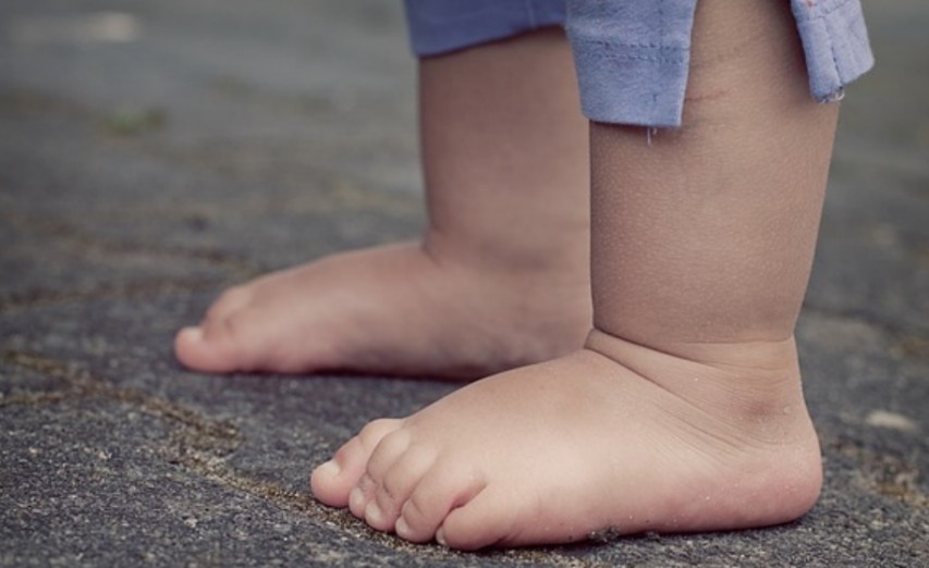 pieds nus pour marcher enfants