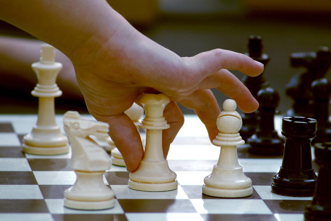 Les bienfaits du jeu d'échecs pour les enfants (+ comment débuter)